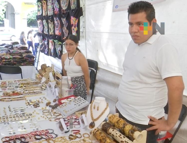 Exponen artesanías de ámbar chiapaneco en parque Juárez