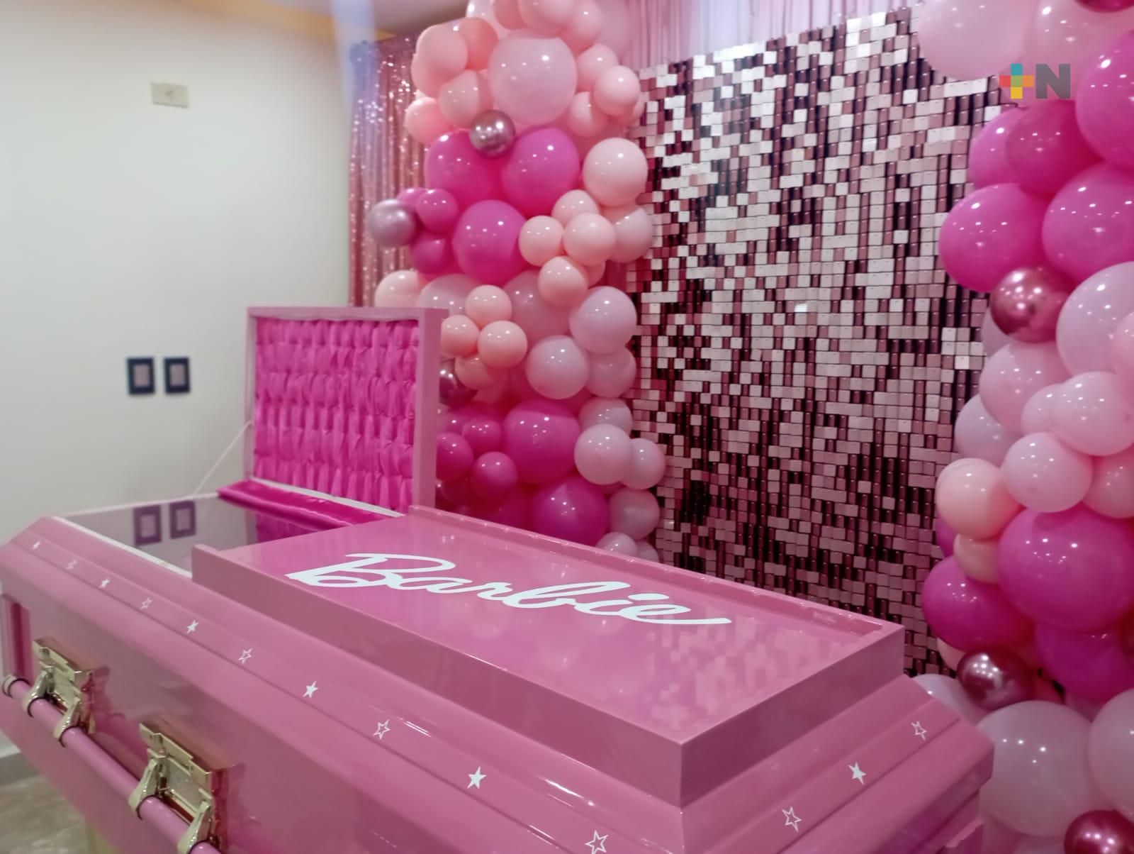 Funeraria de Las Choapas ofrece servicio fúnebre con temática de Barbie
