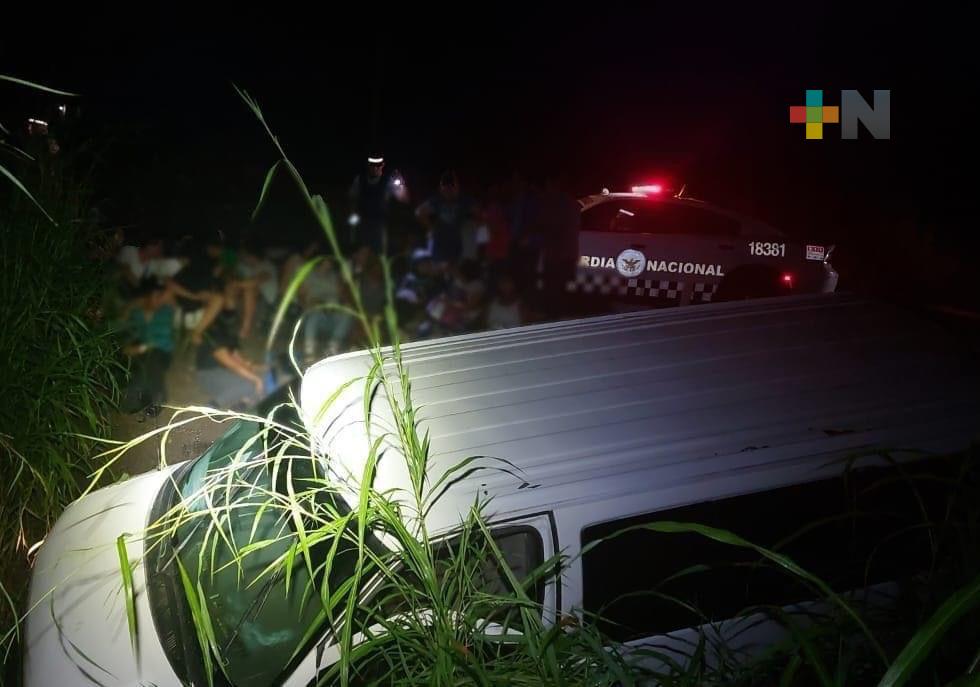 Choca vagoneta en Acayucan y descubren que trasladaba 27 migrantes