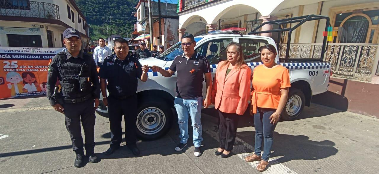 Autoridades de Chocamán entregan nuevo vehículo a policía local denominada Unidad de Género