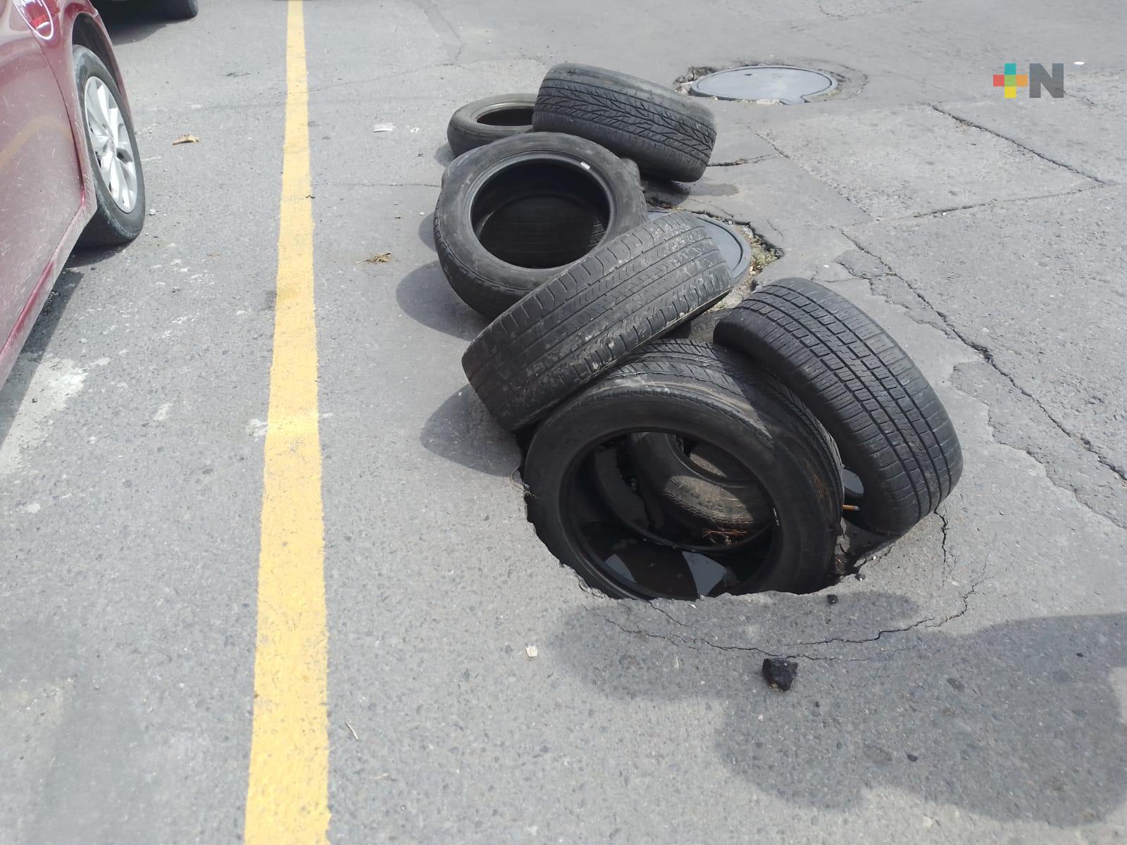 Se quejan vecinos por bache que crece en Veracruz puerto