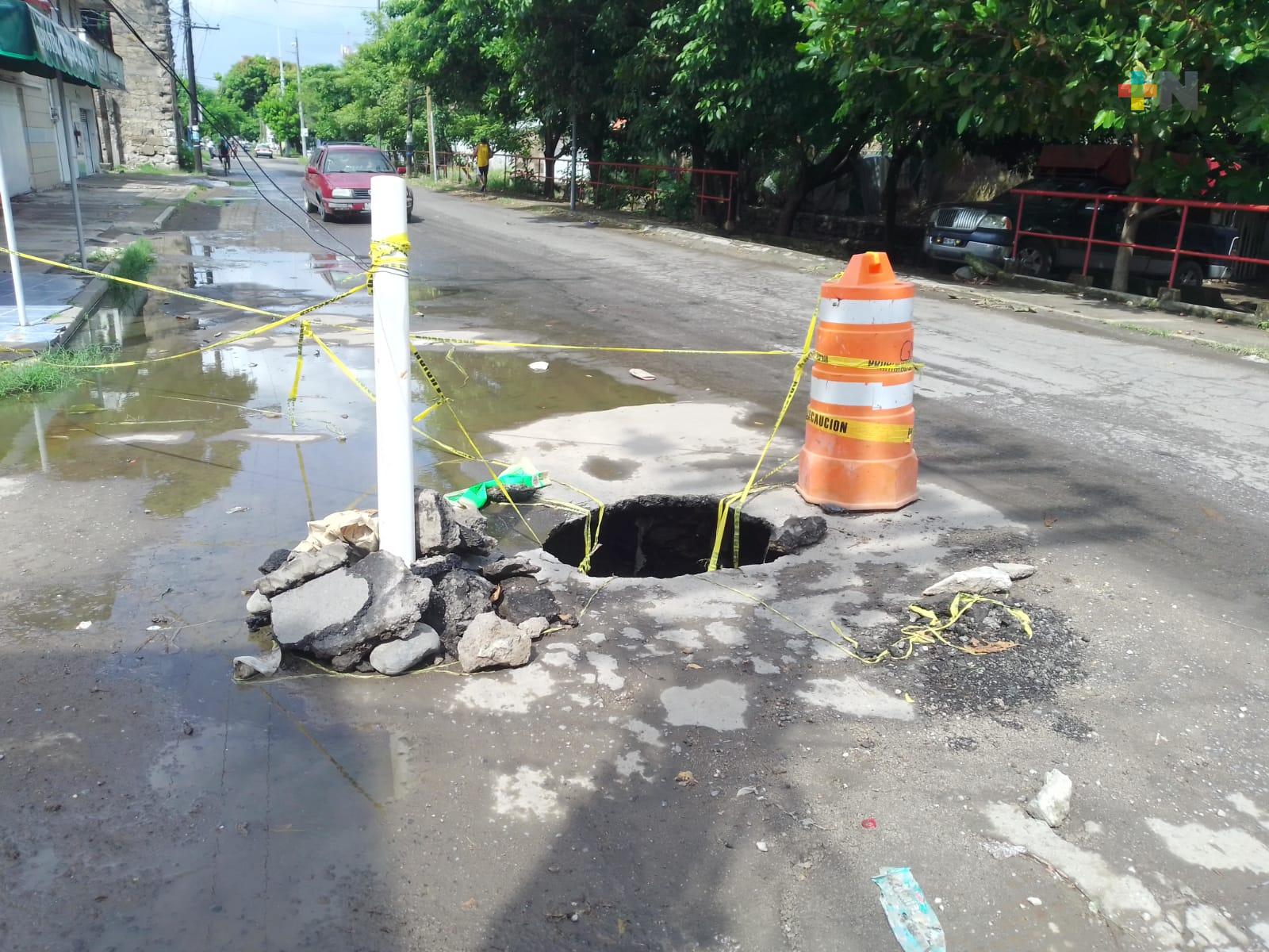Proliferan baches en calles de Veracruz puerto; población pide repararlos