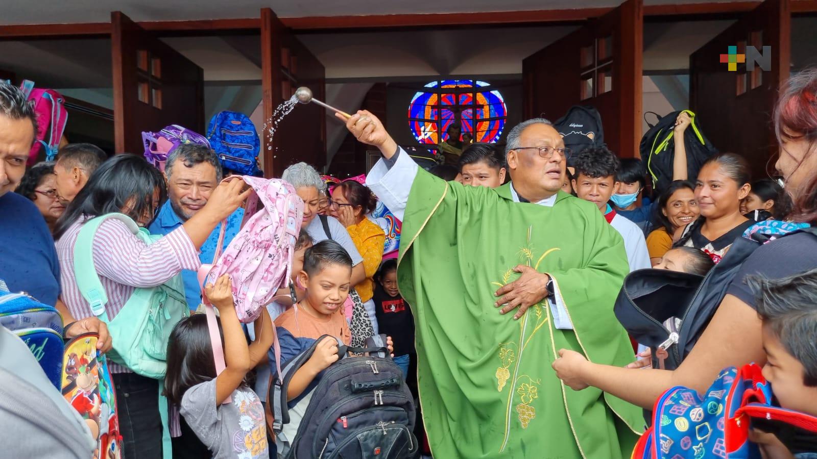 Bendicen mochilas y útiles escolares de niños en iglesias de Coatzacoalcos