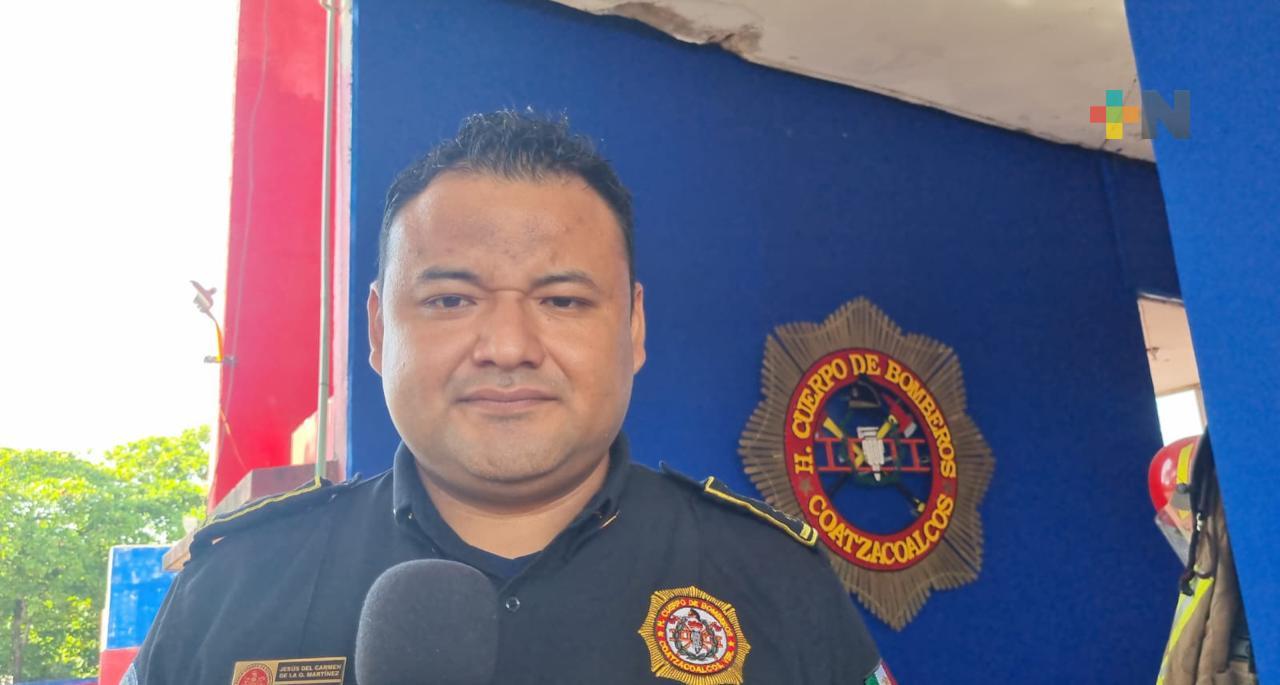 Bomberos de Coatza conmemoran su día con escudo hecho con material reciclado