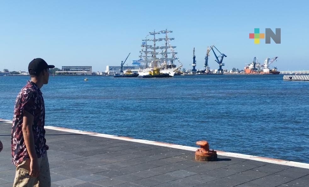 Zarpa buque escuela argentino del puerto de Veracruz