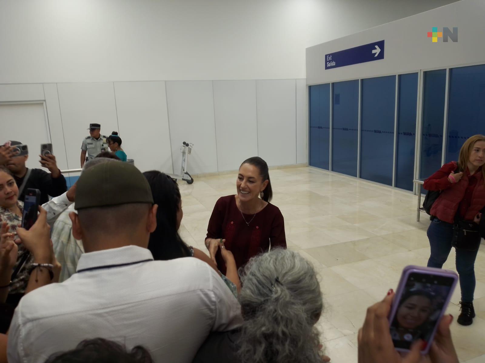 Gran número de simpatizantes reciben a Claudia Sheinbaum en aeropuerto de Veracruz