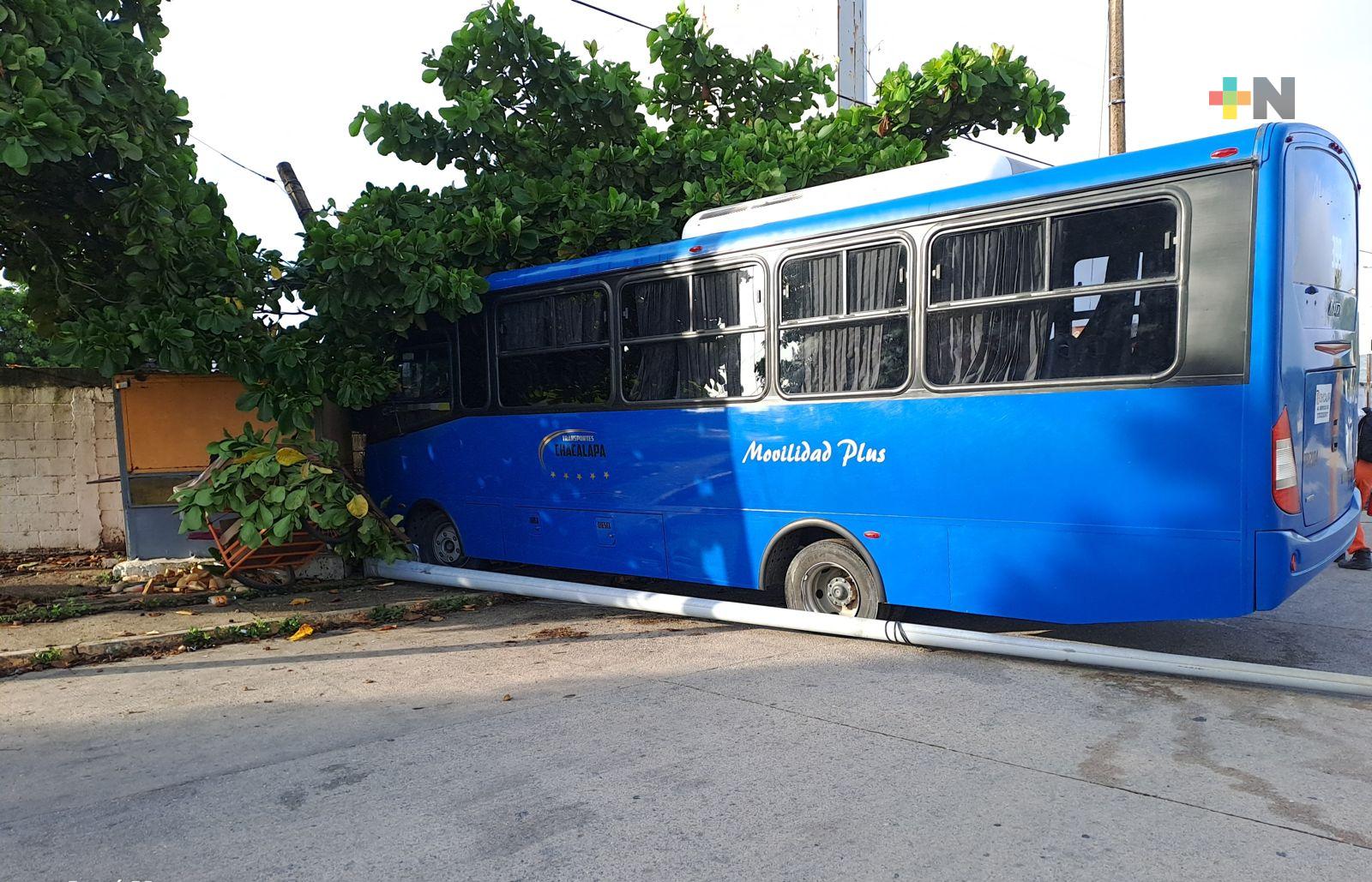 Aparatoso choque de autobús en Coatza; no hubo lesionados