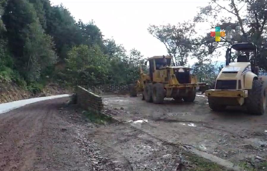 Cierran vialidad por pavimentación de carretera en ruta Zacualpan-Tlachichilco