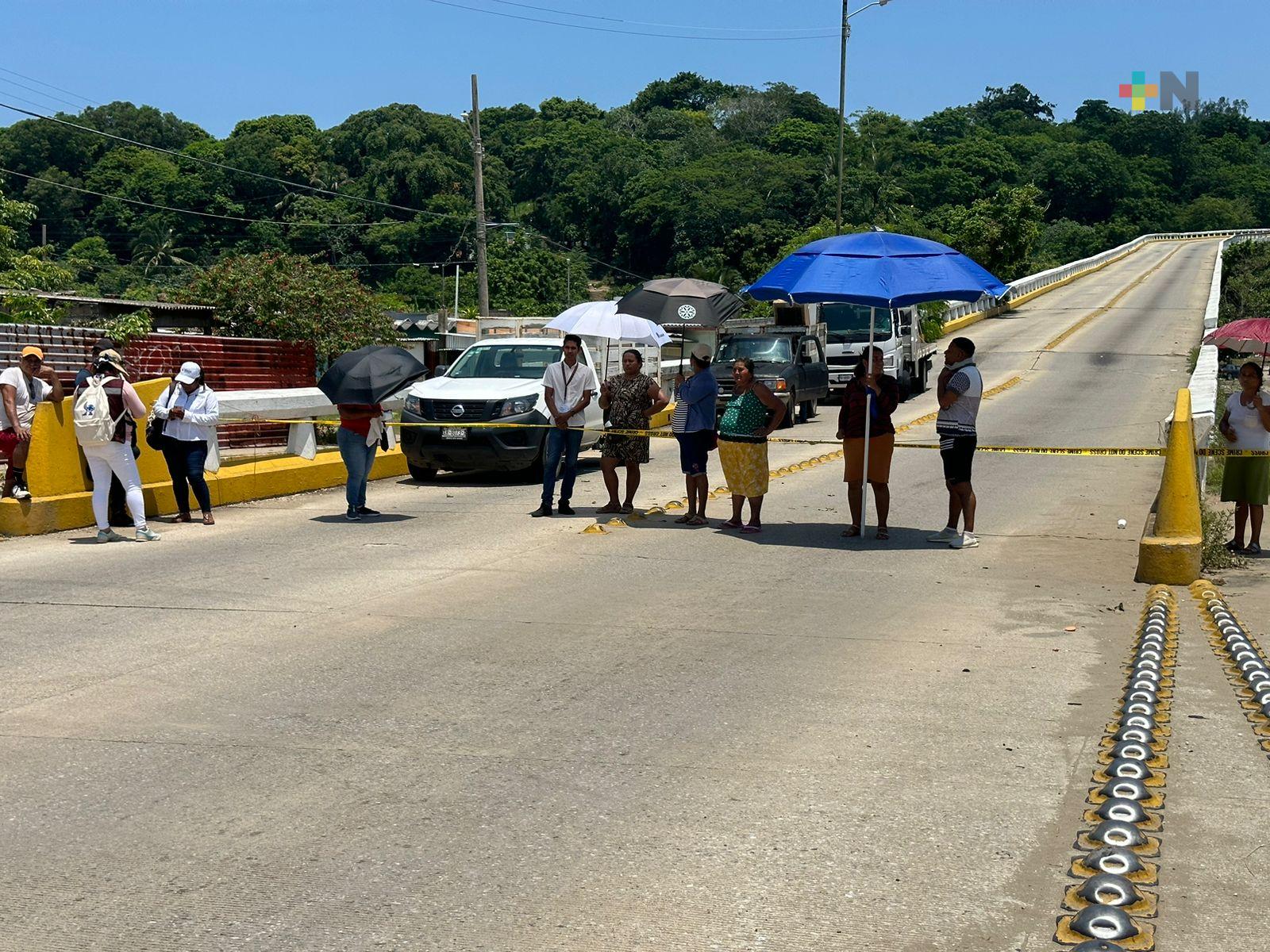 Colonos inconformes con incumplimiento de CFE cierran paso vehicular en Coatza