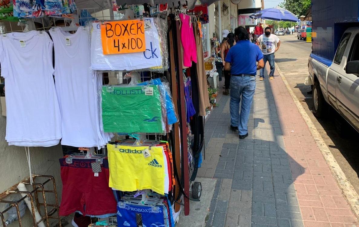Comercios que se extienden a las banquetas una constante en calles de Coatzacoalcos