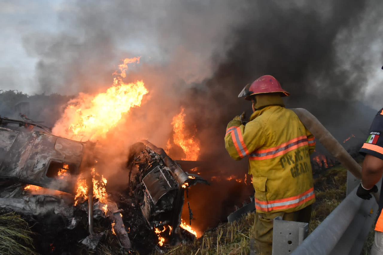 Dos unidades de transporte de carga se incendian en autopista la Tinaja – Cosoleacaque