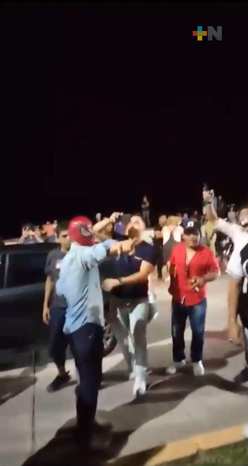 Joven disfrazado de Spiderman detiene pelea en malecón de Coatza