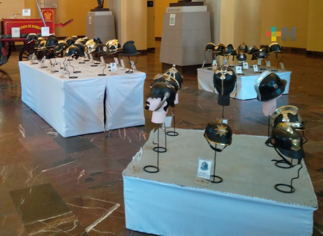 Exhibición sobre los bomberos en reconocimiento a su labor