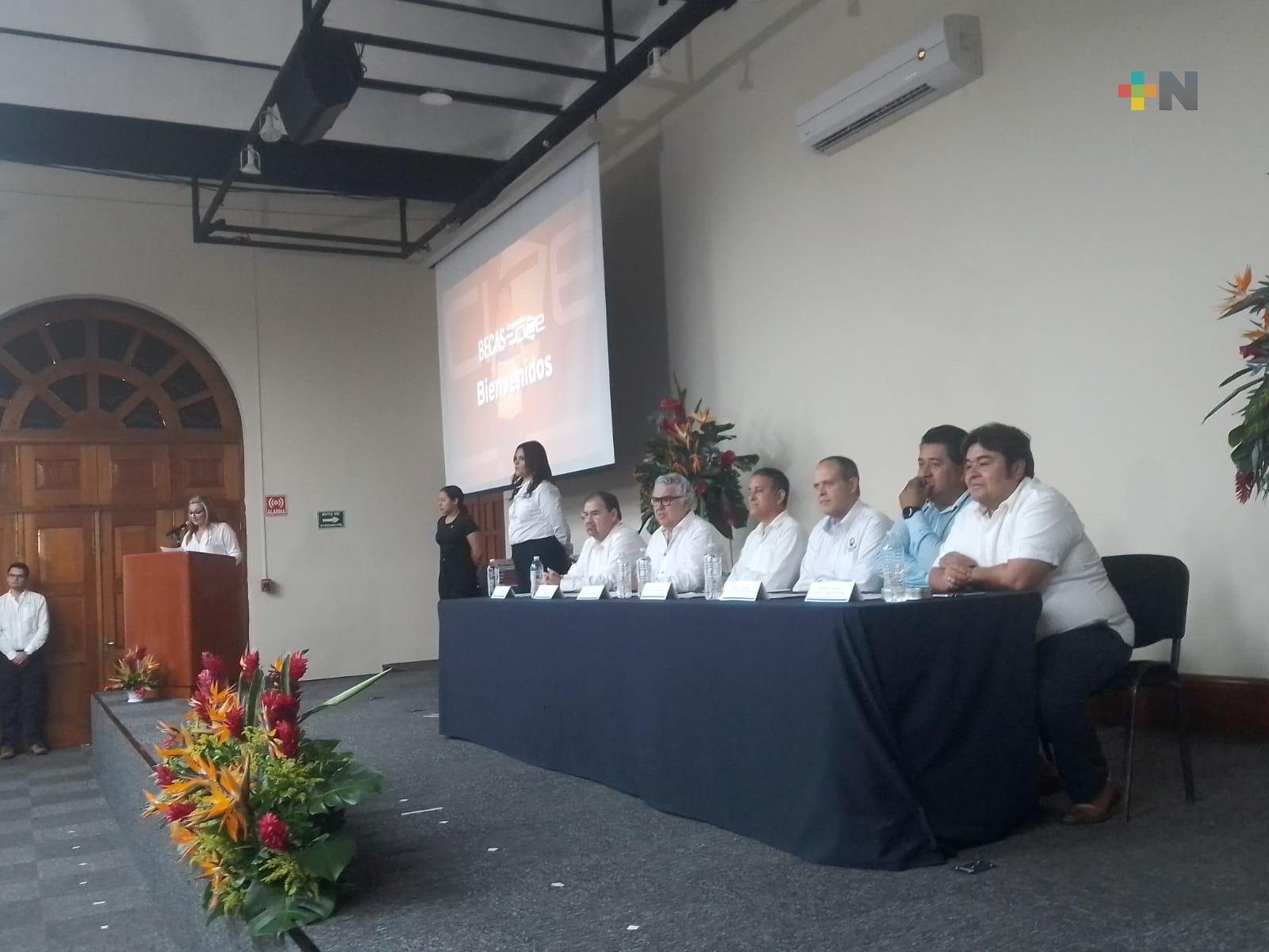 Fundación CICE entrega becas a estudiantes de diferentes municipios de Veracruz