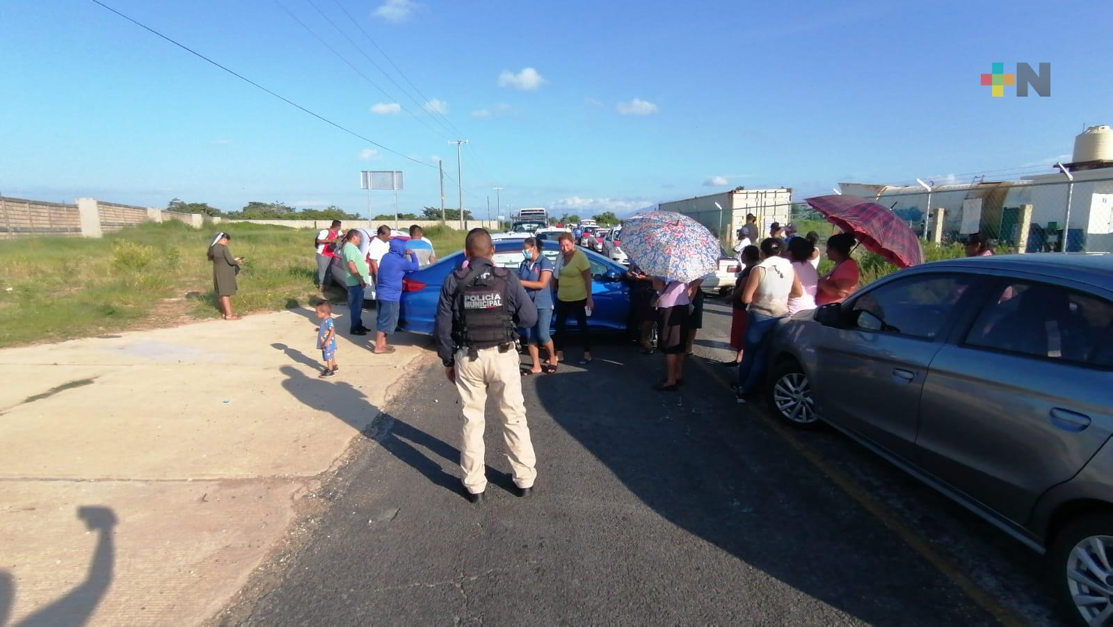 Habitantes de Las Barrillas bloquean carretera, exigen reparación de tres kilómetros de vía