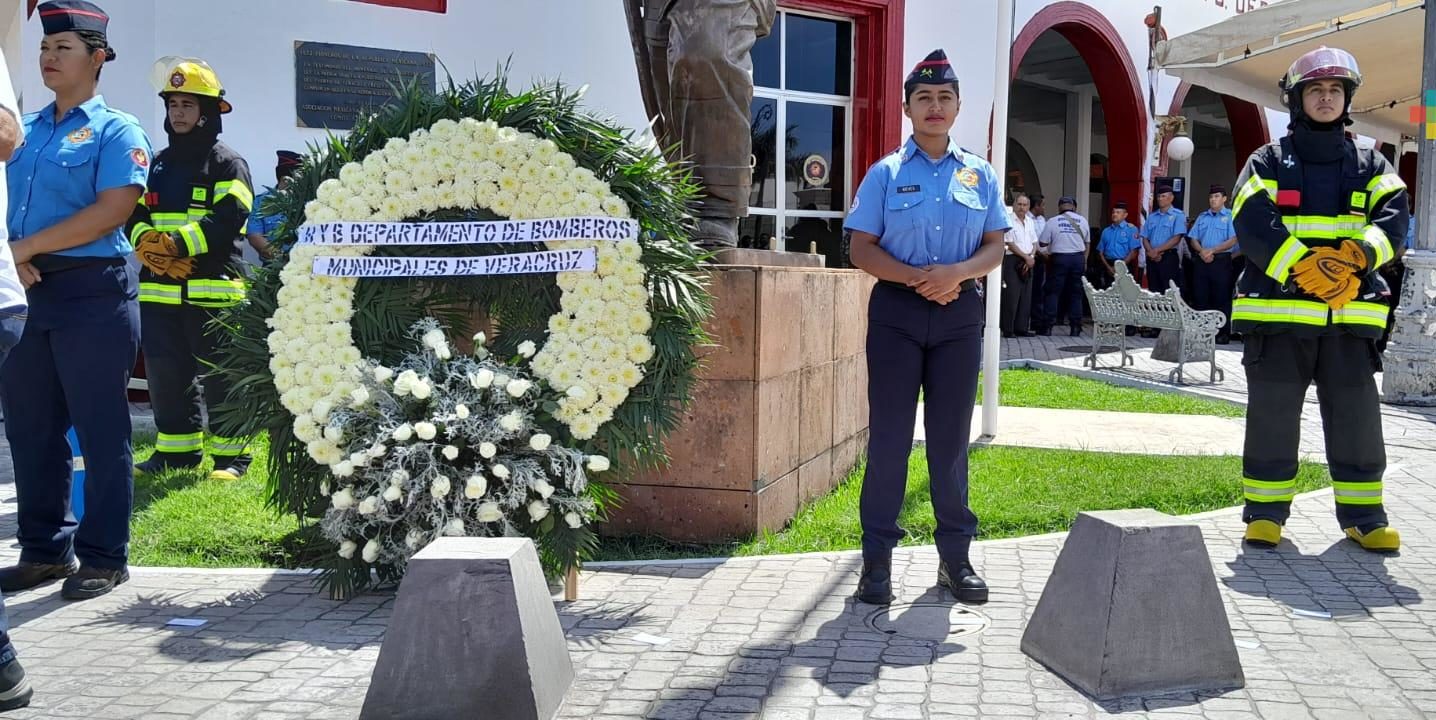 En el municipio de Veracruz rinden homenaje a bomberos caídos