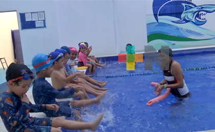 Colegio Atenea realiza curso de natación, en verano