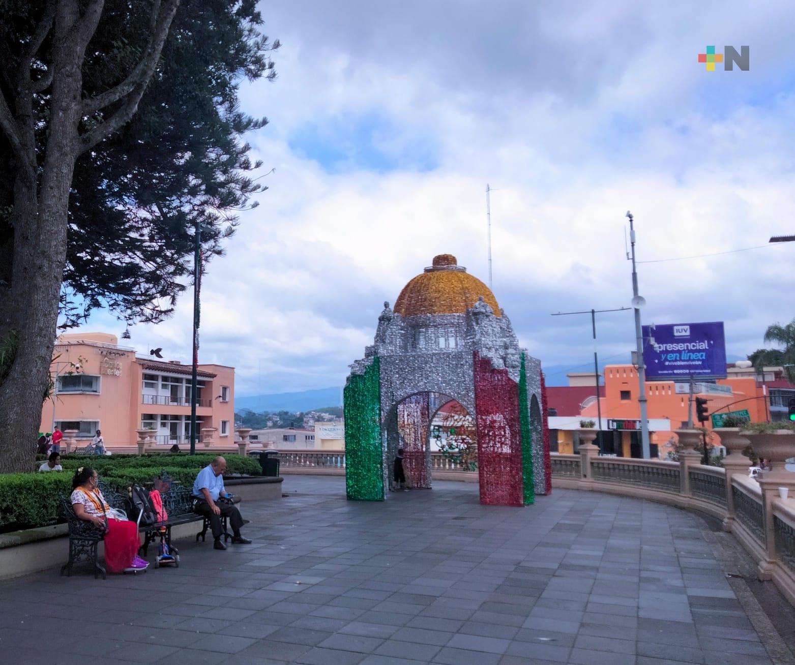 Instalan réplica del monumento a la Revolución en parque Juárez