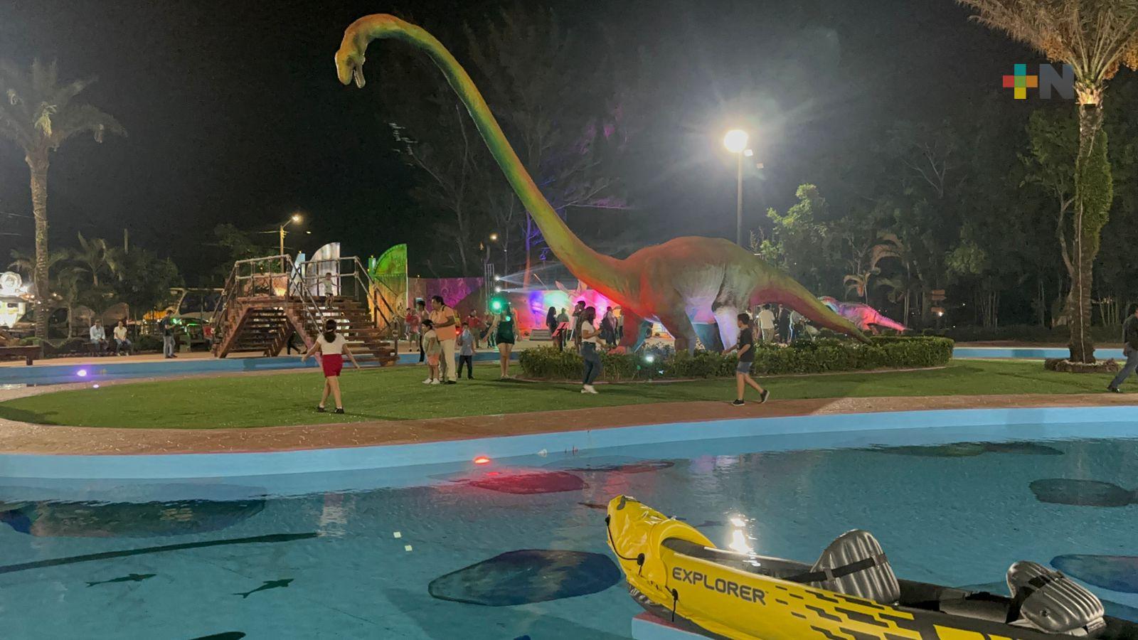 Llegan 15 mil visitantes a Isla Jurásica en primer fin de semana, piden no maltratar estructuras