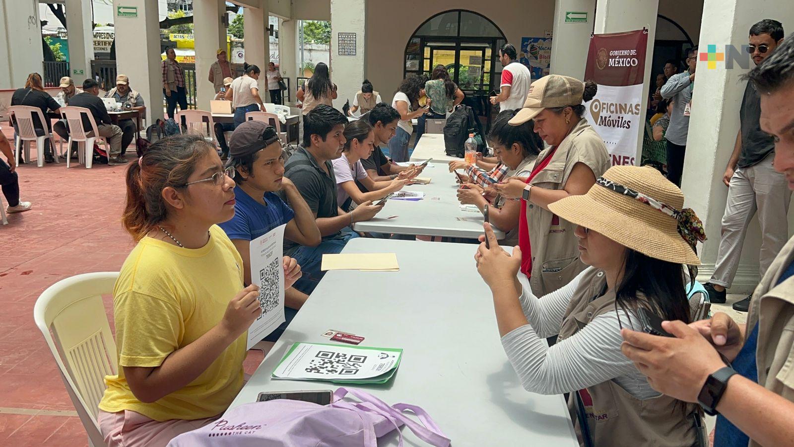 Larga fila para acreditar identidad en programa Jóvenes Construyendo el Futuro