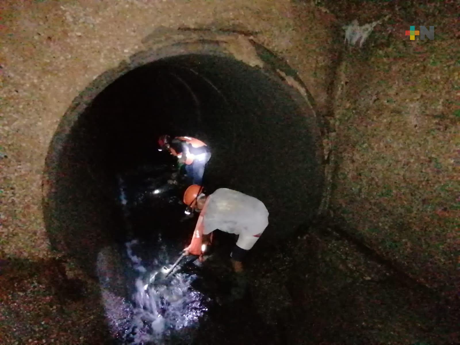 Limpian canales y colectores en Coatza; encuentran colchones, animales muertos y botellas de plástico