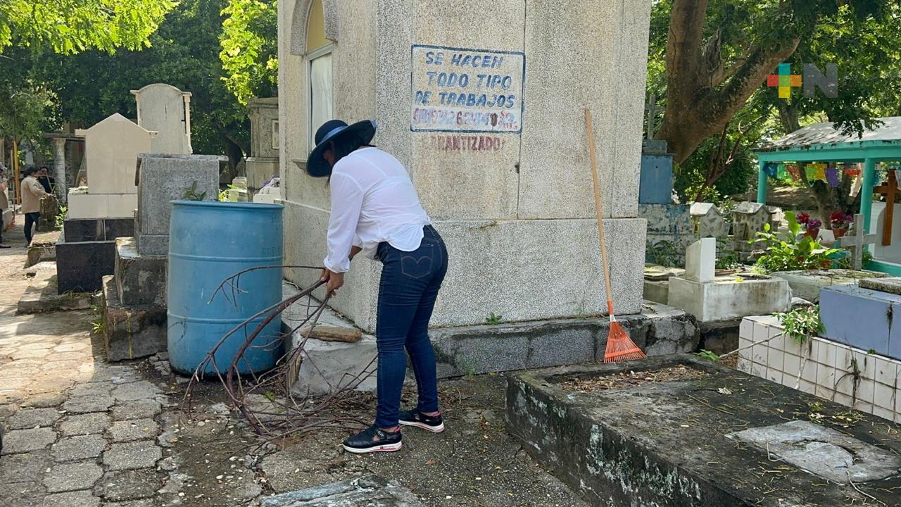 Municipio de Coatza aplica programa de limpieza de panteones