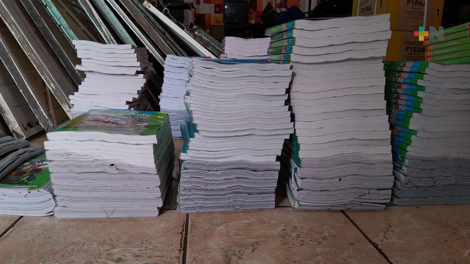 Lluvias afectan a primaria de Boca del Río, se echan a perder libros de texto gratuitos