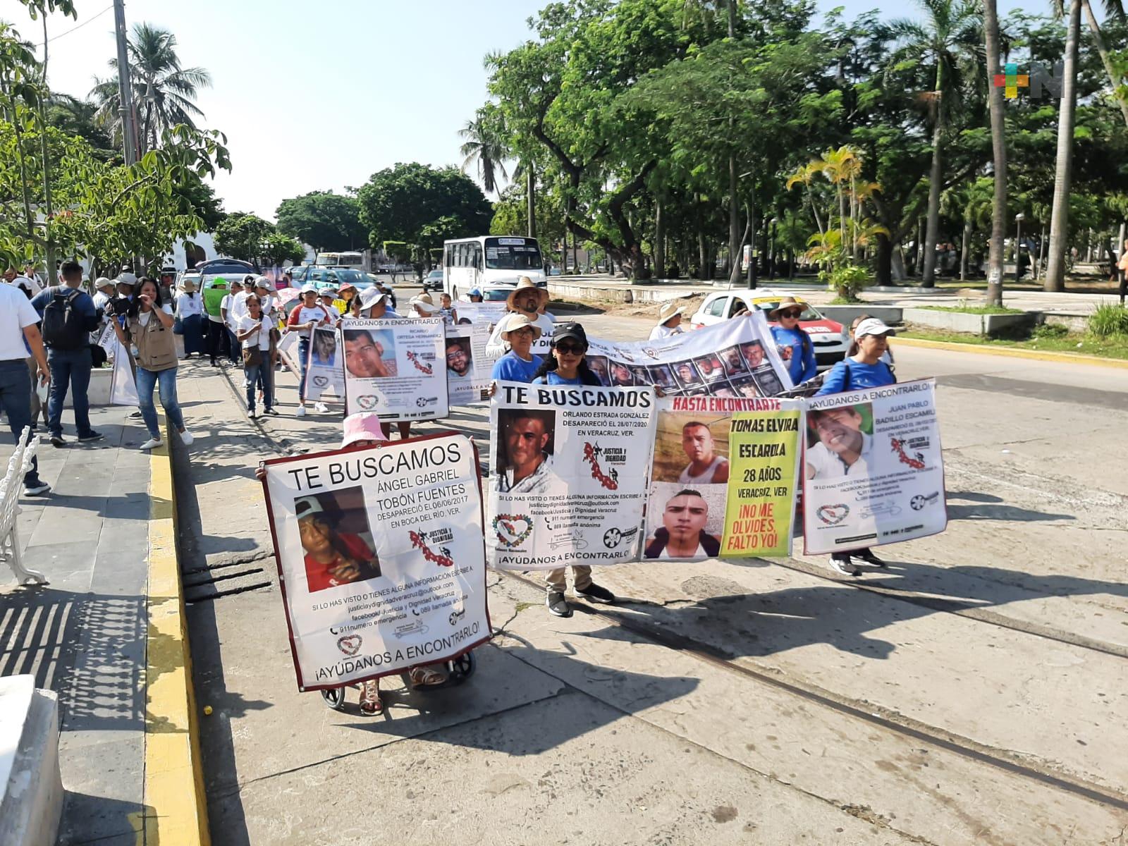 Marchan en Veracruz puerto familiares de víctimas de desaparición forzada