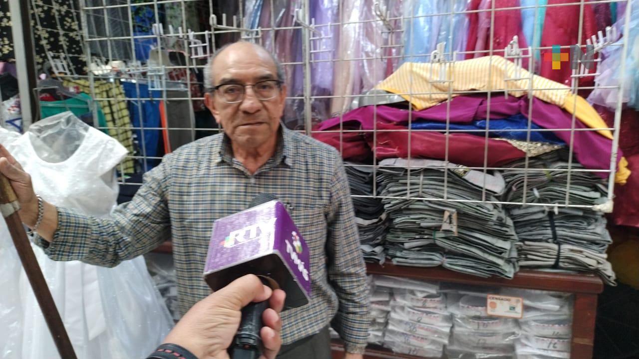 Venta de uniformes escolares a la alza en mercado Jáuregui de Xalapa