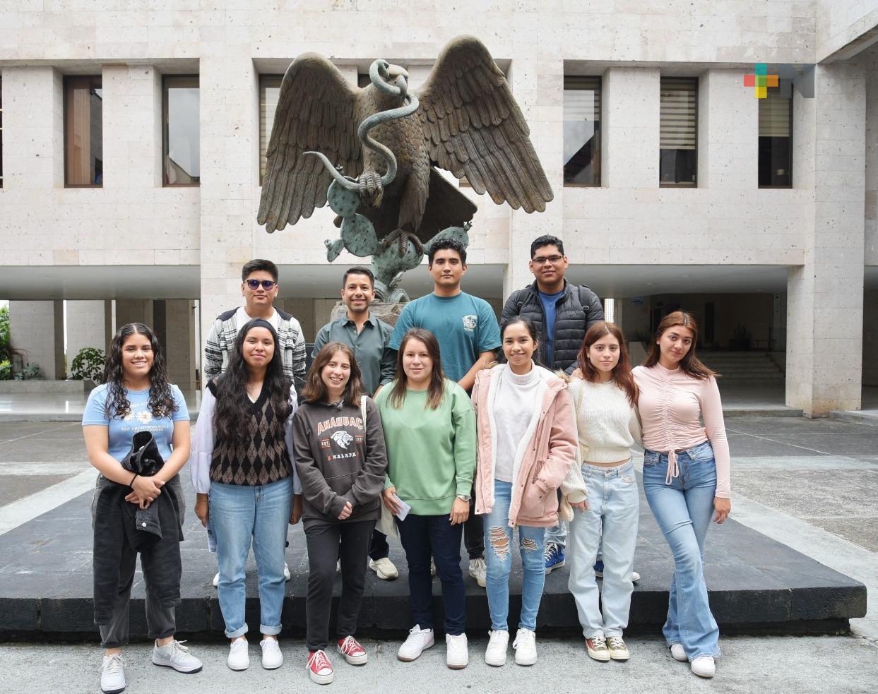 Visitan estudiantes de Comunicación el Congreso del Estado