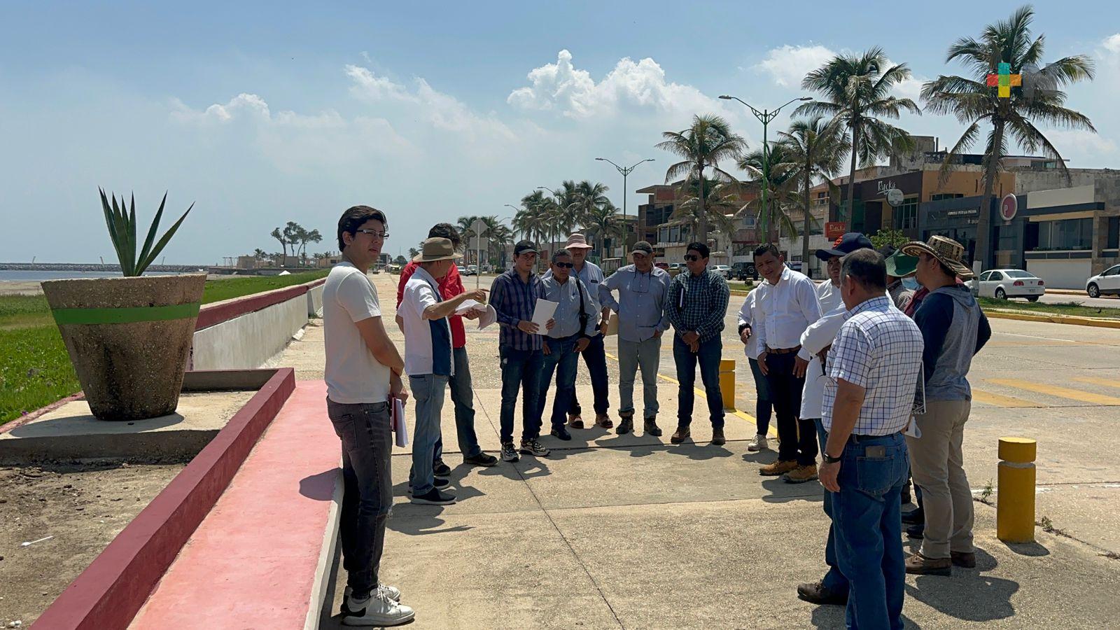 Ayuntamiento y constructores de Coatza supervisan rehabilitación de malecón costero