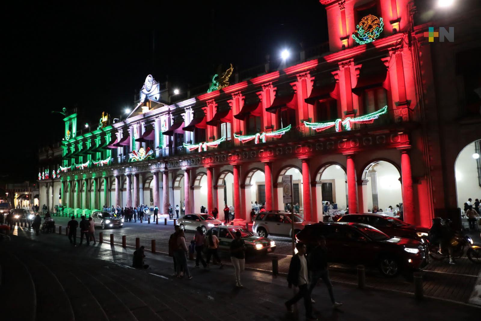 Iluminan palacio de gobierno, listos para las Fiestas Patrias