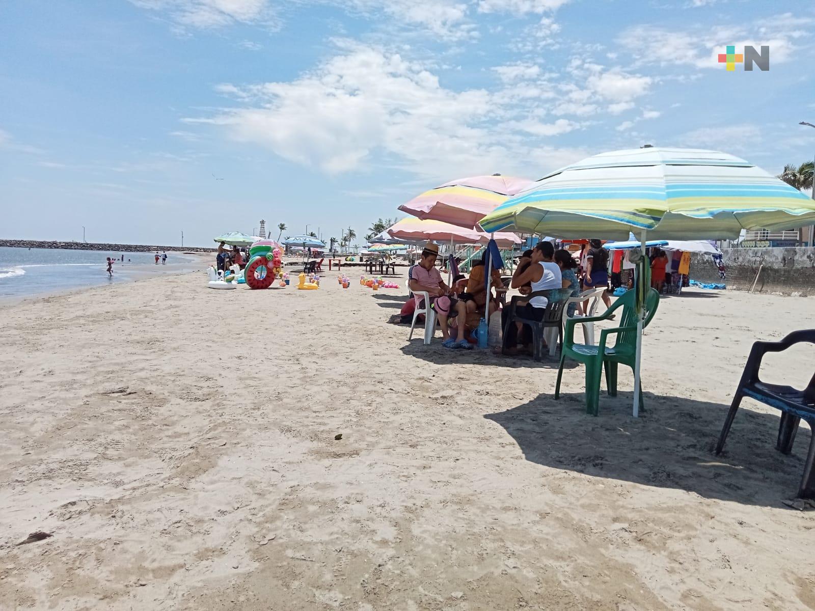 Bañistas disfrutan de playa Regatas, ignoran advertencia sanitaria