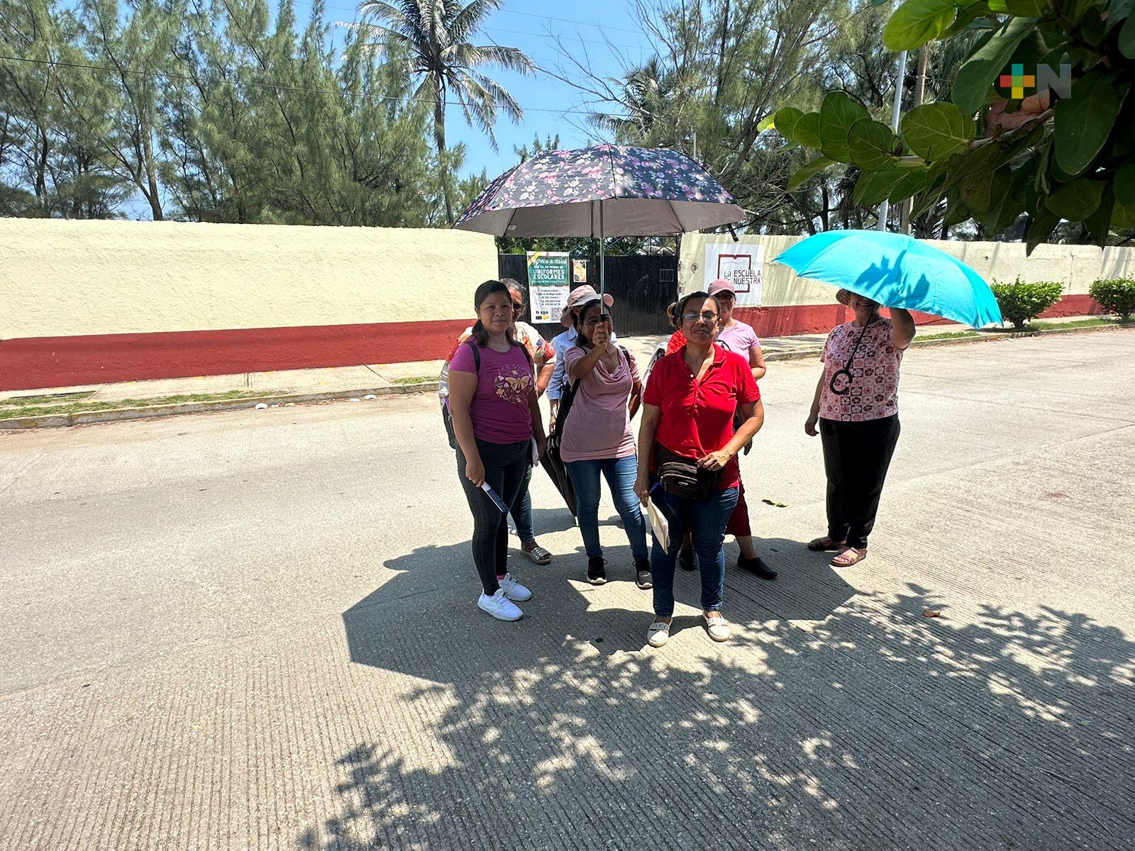 Padres piden destituir a su representante en secundaria de Coatza; lleva ocho años en el cargo