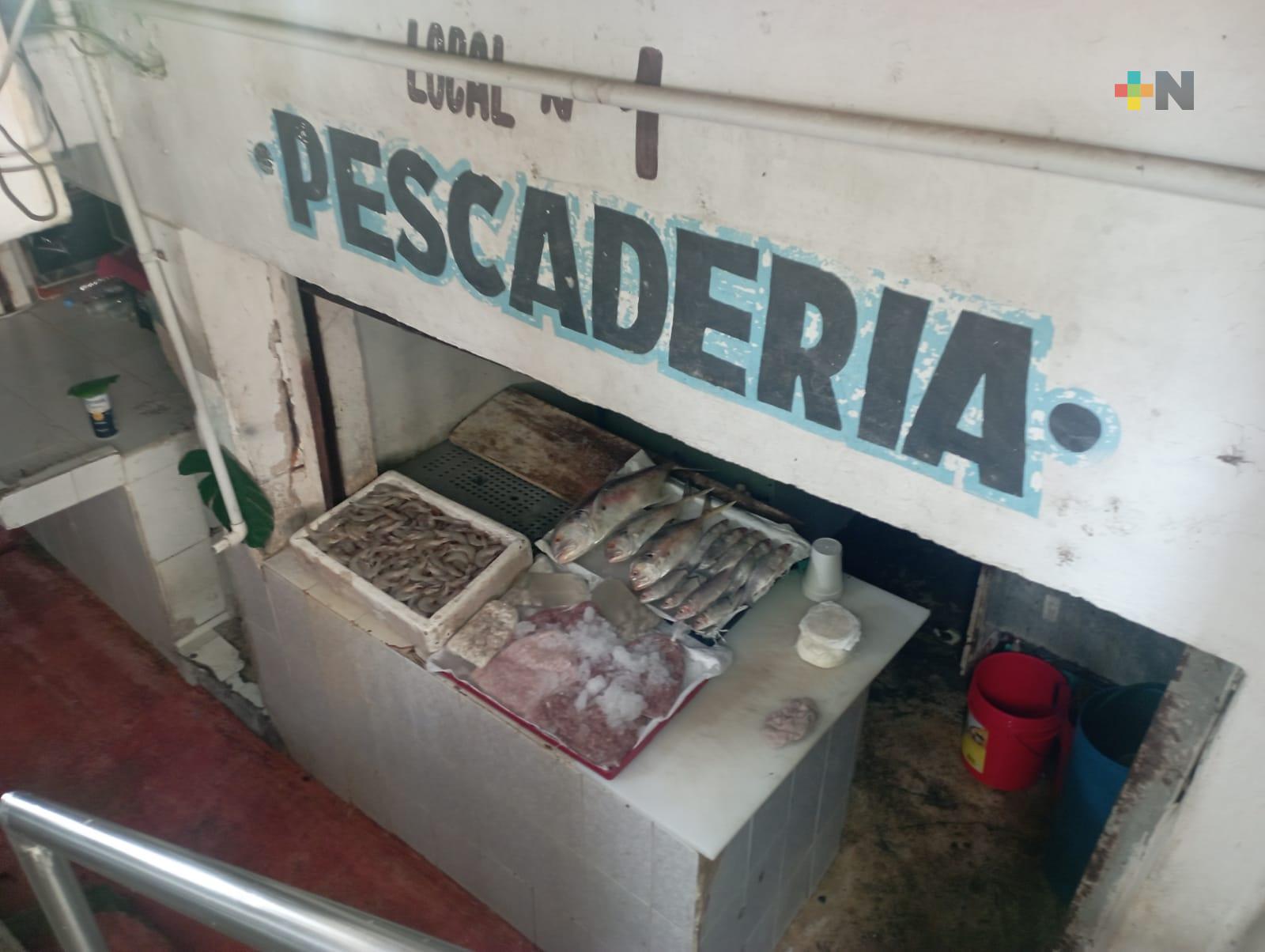 A la baja, venta de pescado y marisco en Coatza debido al próximo regreso a clases