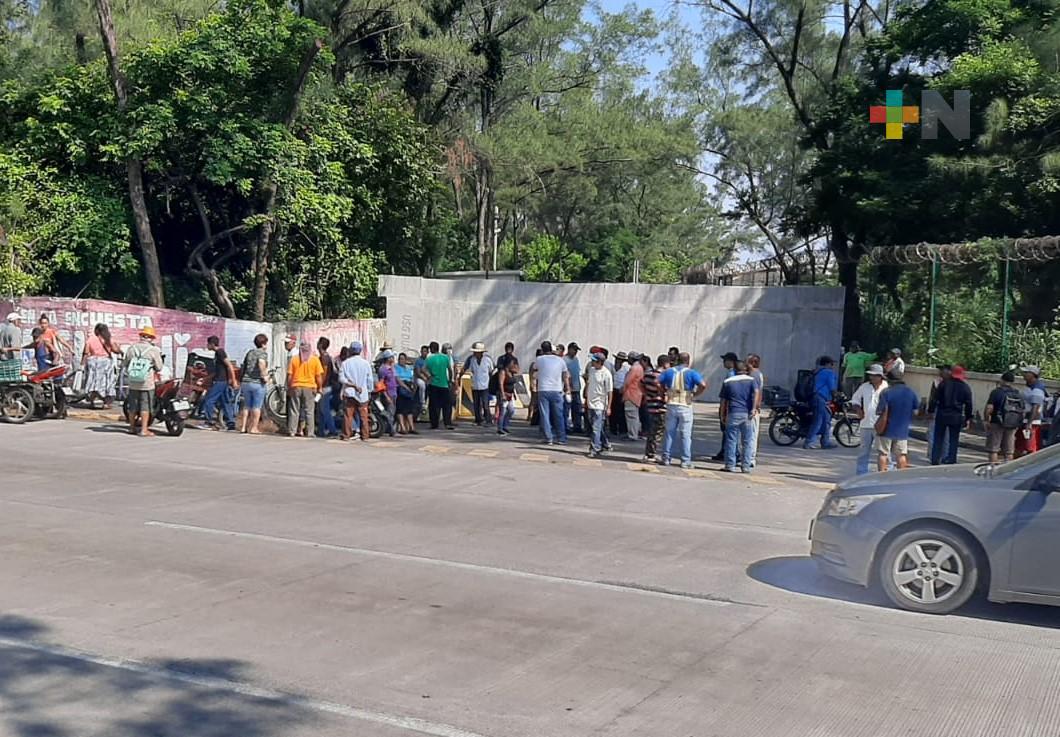 Pescadores se manifiestan contra Asipona por muro que impide acceso a playa norte