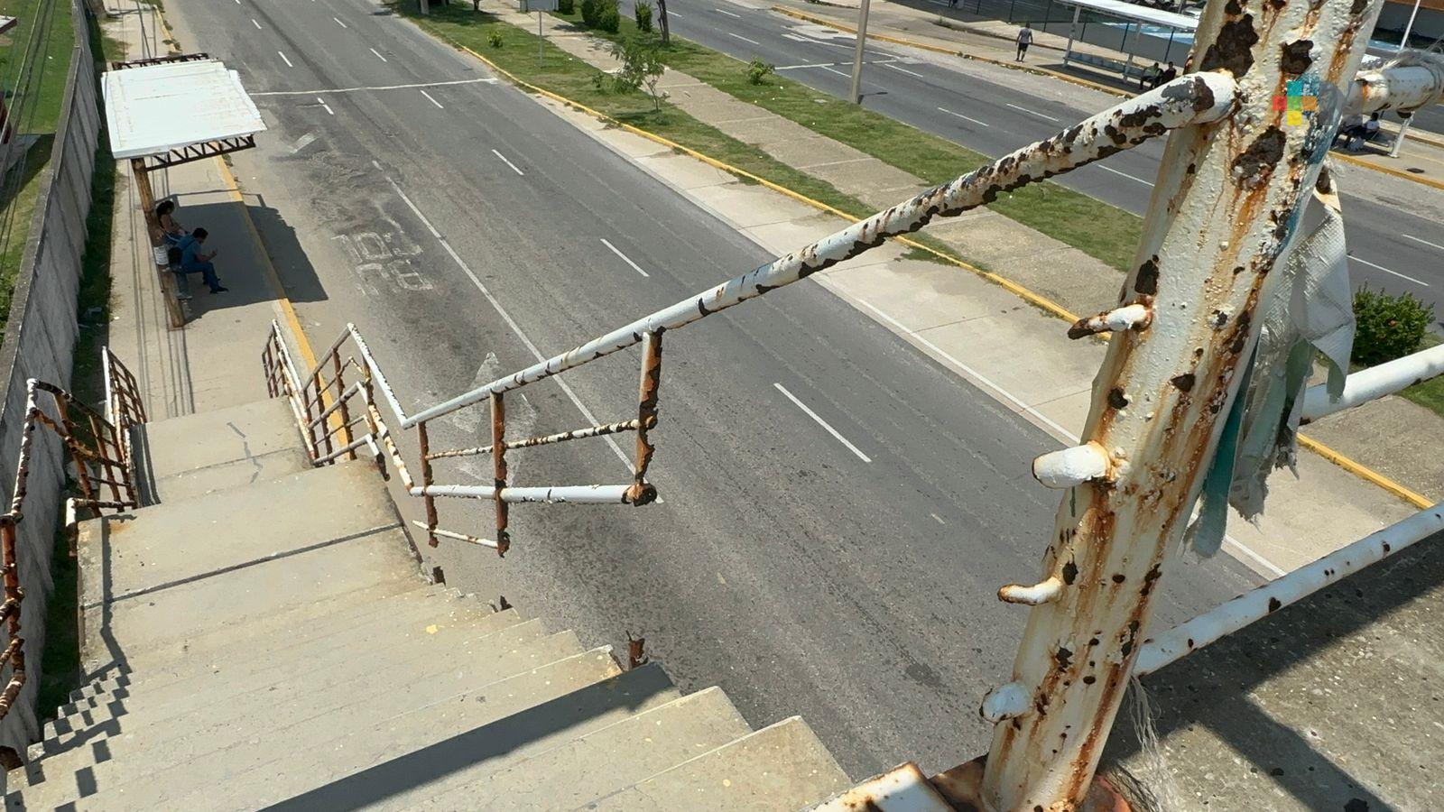 Vecinos de Las Gaviotas en Coatza piden reparación de puente peatonal
