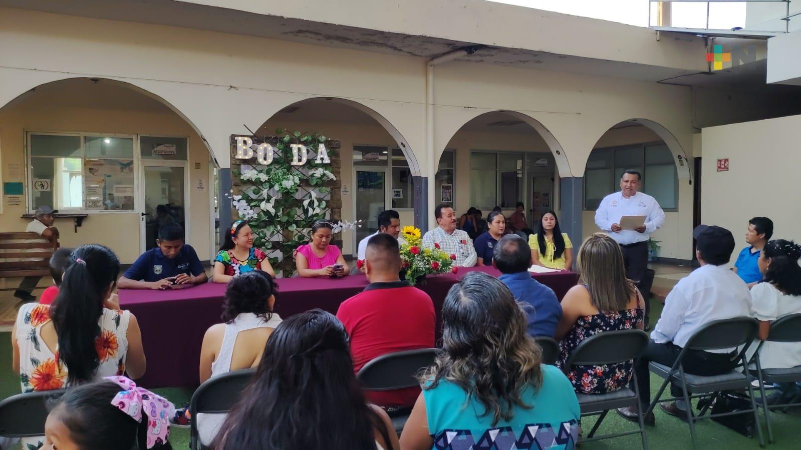 Realizan boda colectiva en Atoyac; seis parejas contrajeron nupcias