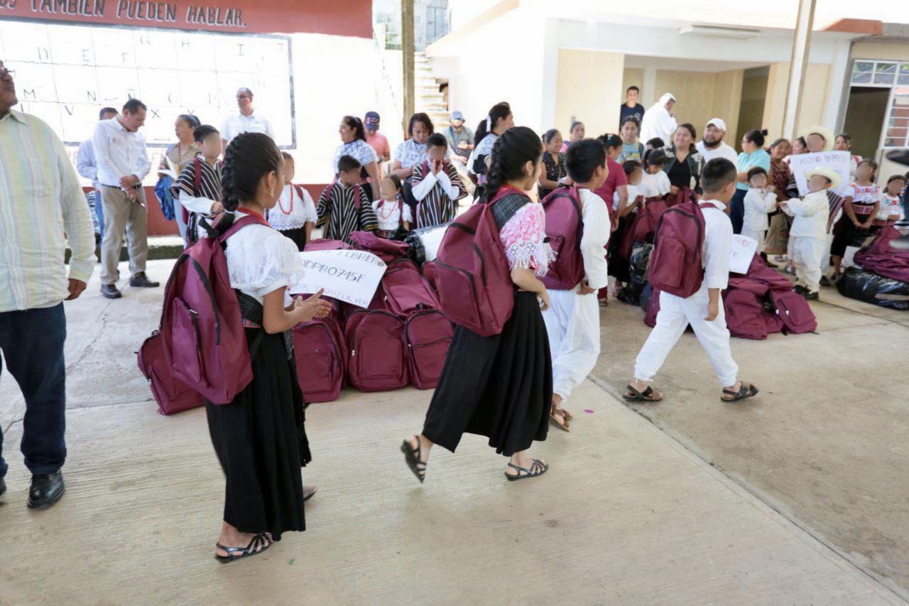 SEV entregó paquetes de útiles escolares y mochilas a estudiantes de la sierra de Zongolica