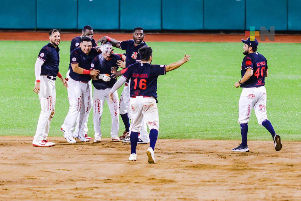 Con squeeze play, El Águila vence por 4-3 a Sultanes