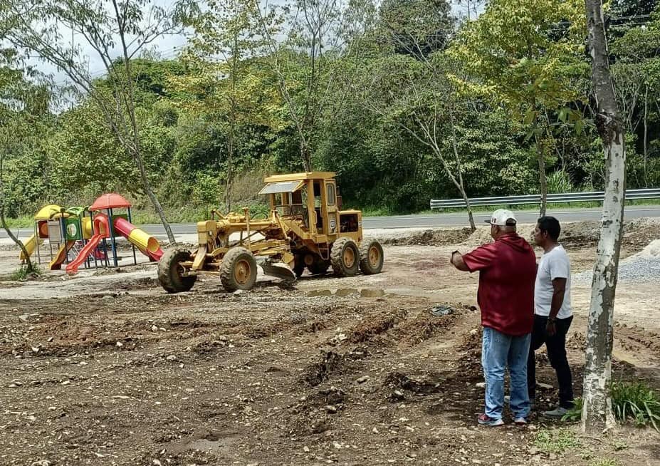 Secretario Eric Cisneros supervisa construcción de parque en Coatepec