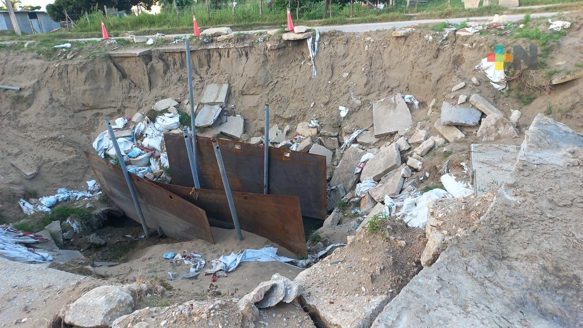 Vecinos de Coatza piden agilizar reparación de socavón que se sigue profundizando