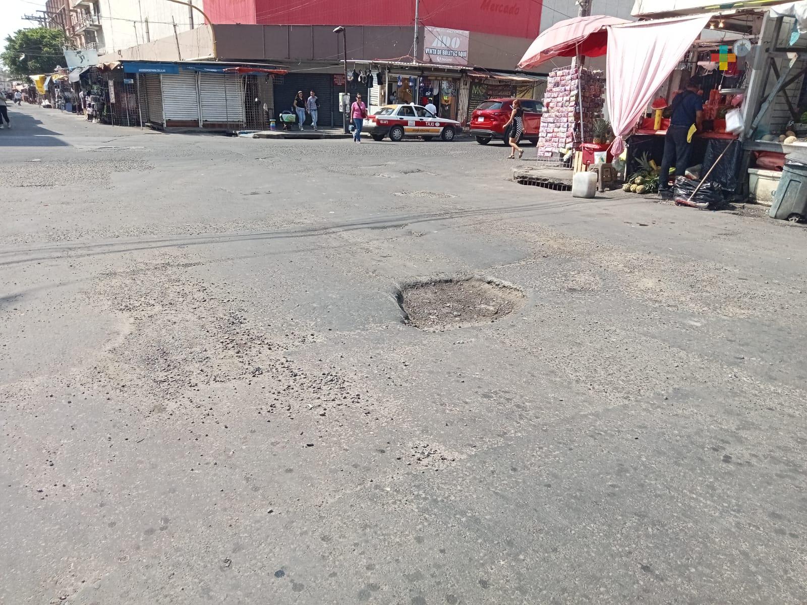 Socavón afecta vialidad de zona de mercados de Veracruz puerto
