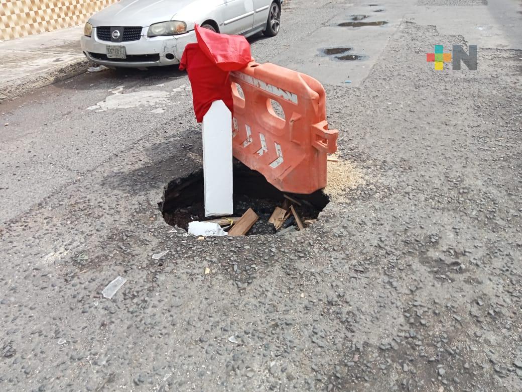 Socavón en calle Esteban Morales afecta vialidad en centro de Veracruz puerto