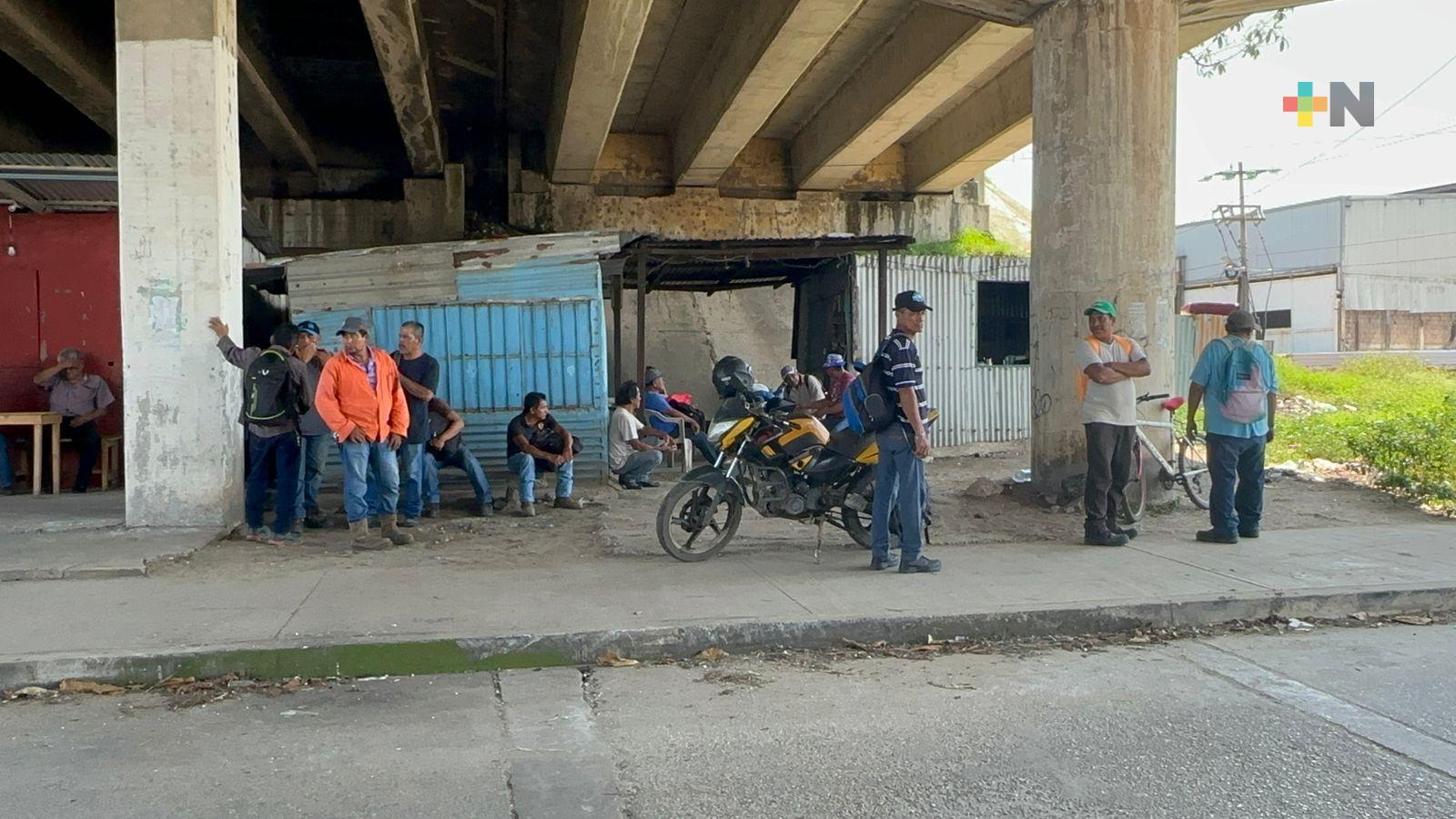 Decenas de personas intentan obtener un empleo en construcción de terminal de tren en Coatza