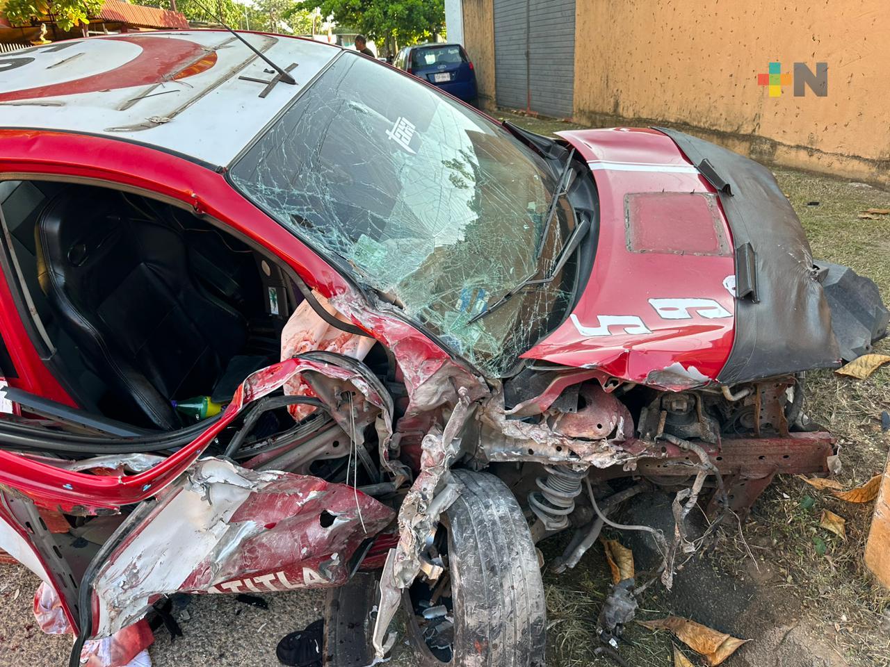 Fuerte choque de un taxi provoca graves heridas a una joven en Coatza