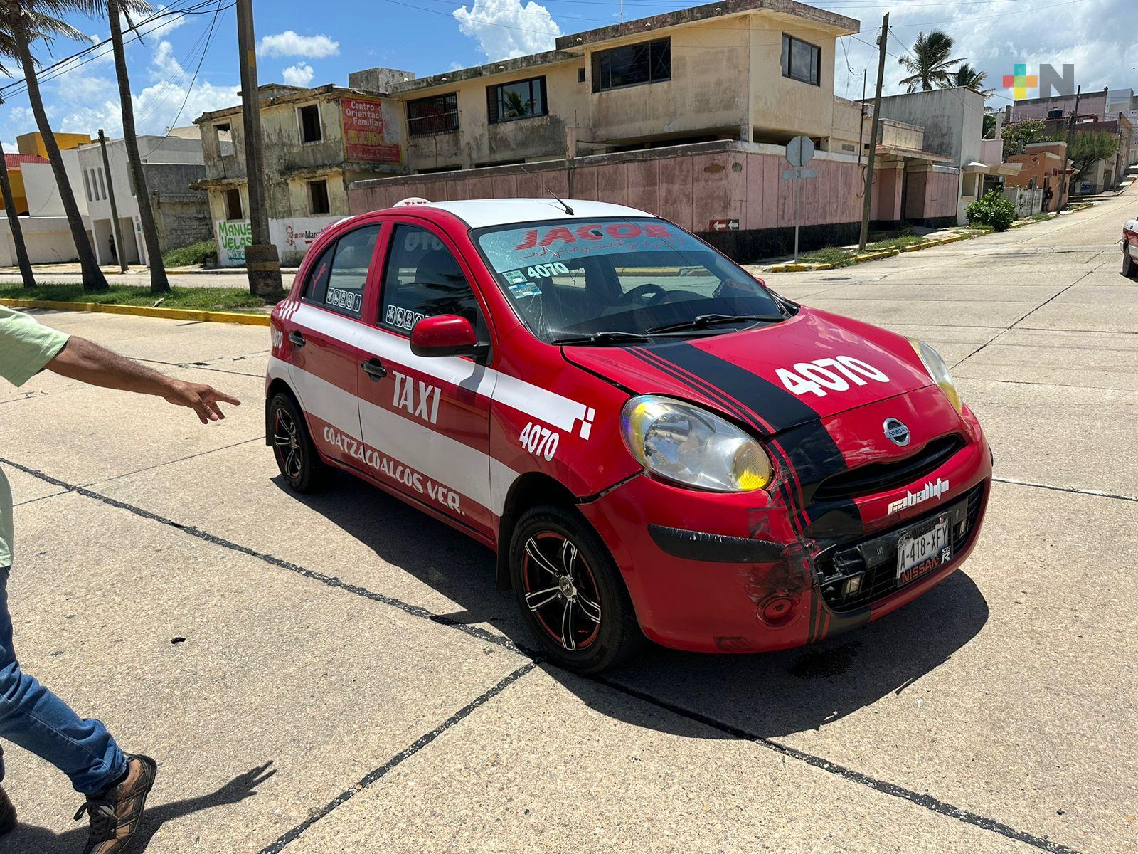 En Coatza, tras ser chocado, taxista toma otro taxi y da alcance a la responsable