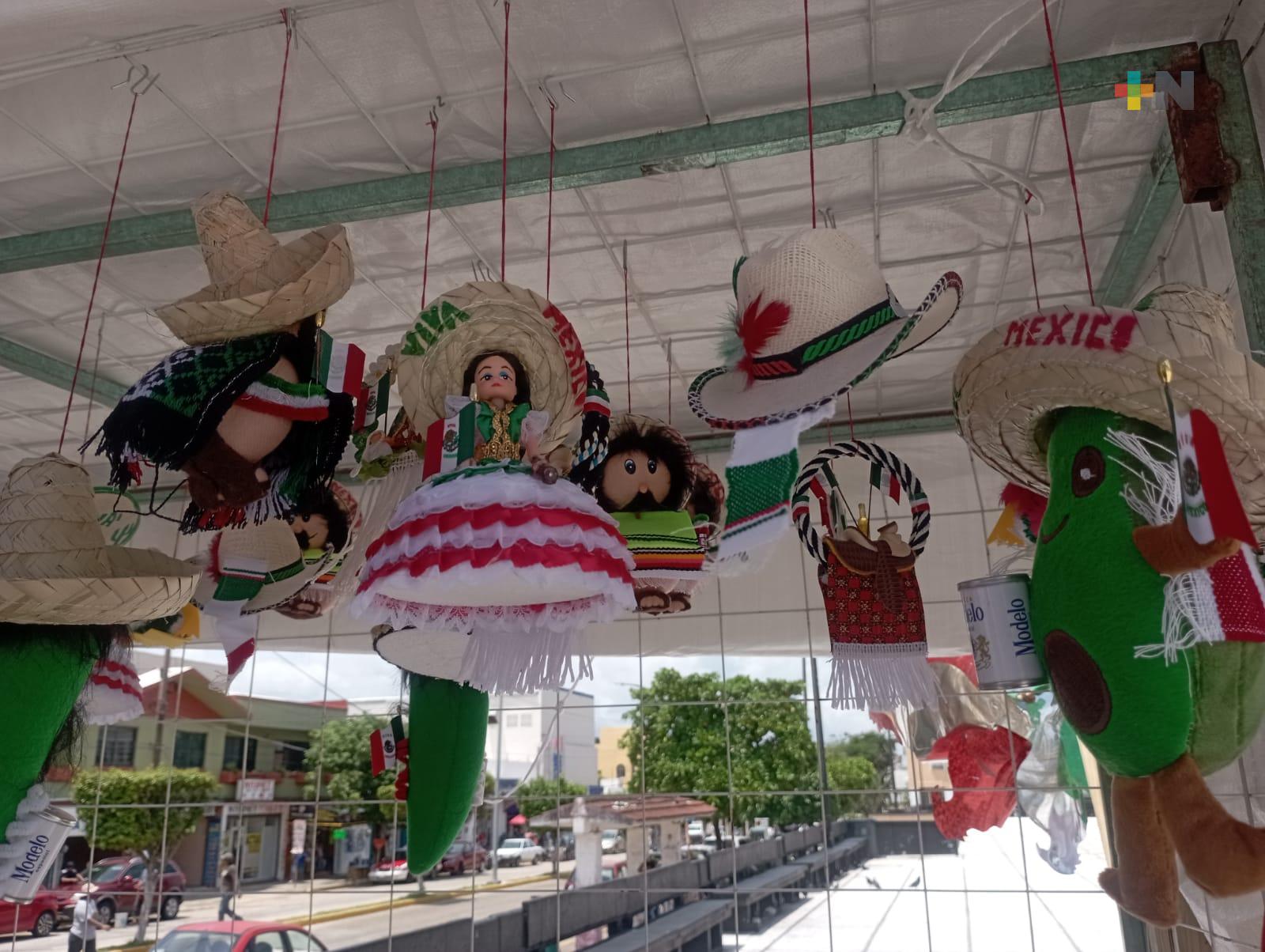 Vendedores de artículos patrios comienzan a instalarse en municipio de Coatzacoalcos