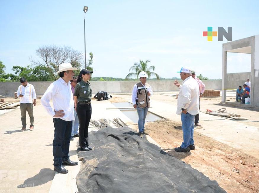 Cuitláhuac García supervisa avance en construcción de Panteón Forense en Coatzacoalcos