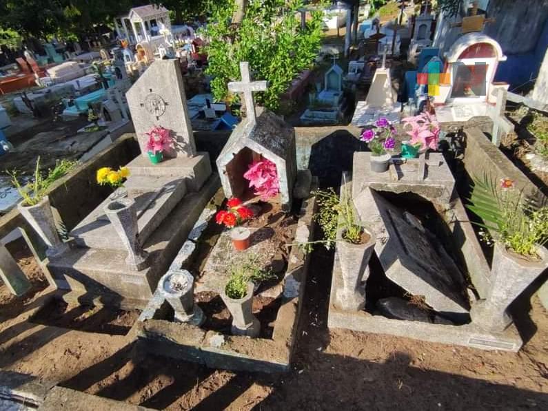Alertan robo de cruces en cementerios de Coatzacoalcos